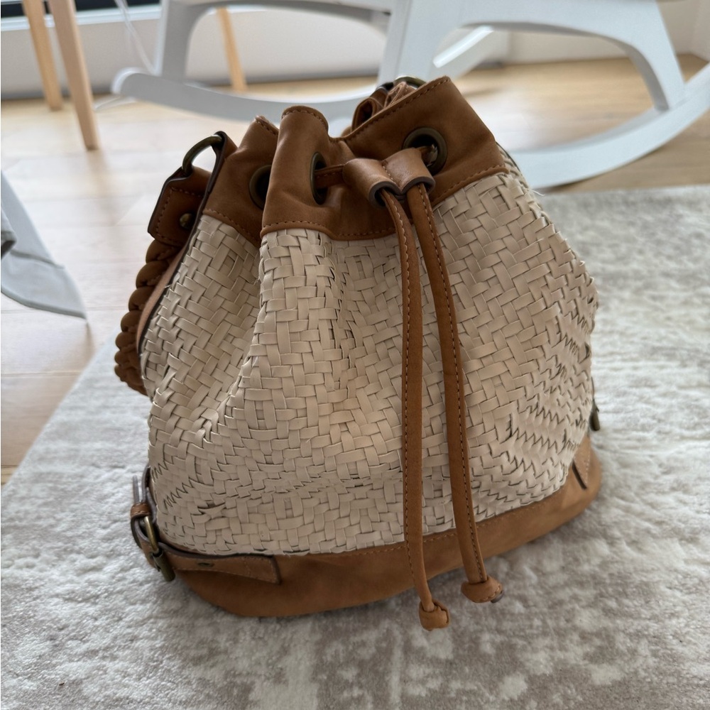 Elegant Tan and Cream Woven Bucket Bag
